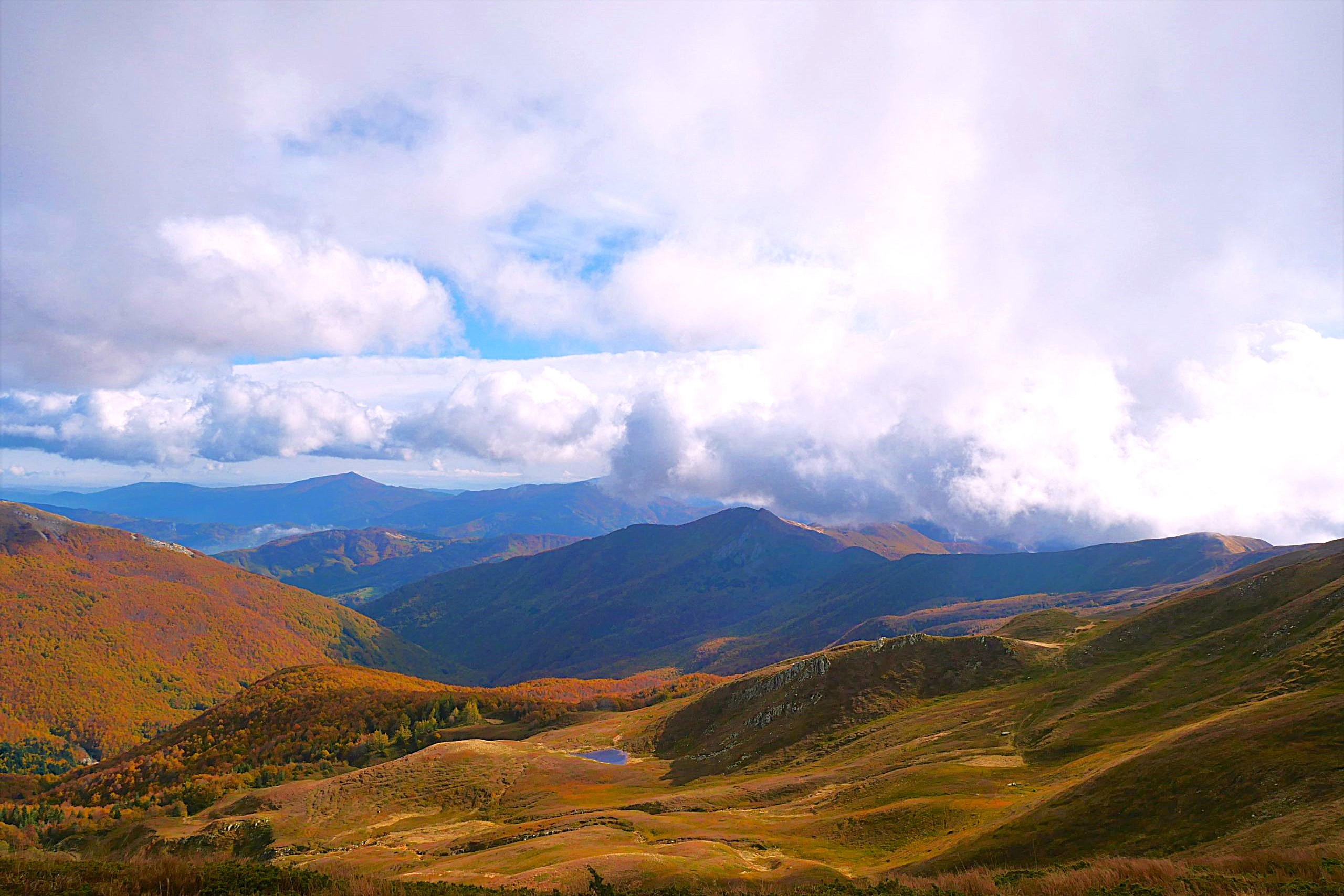 5 luoghi in Toscana dove fotografare il foliage camminando per i sentieri