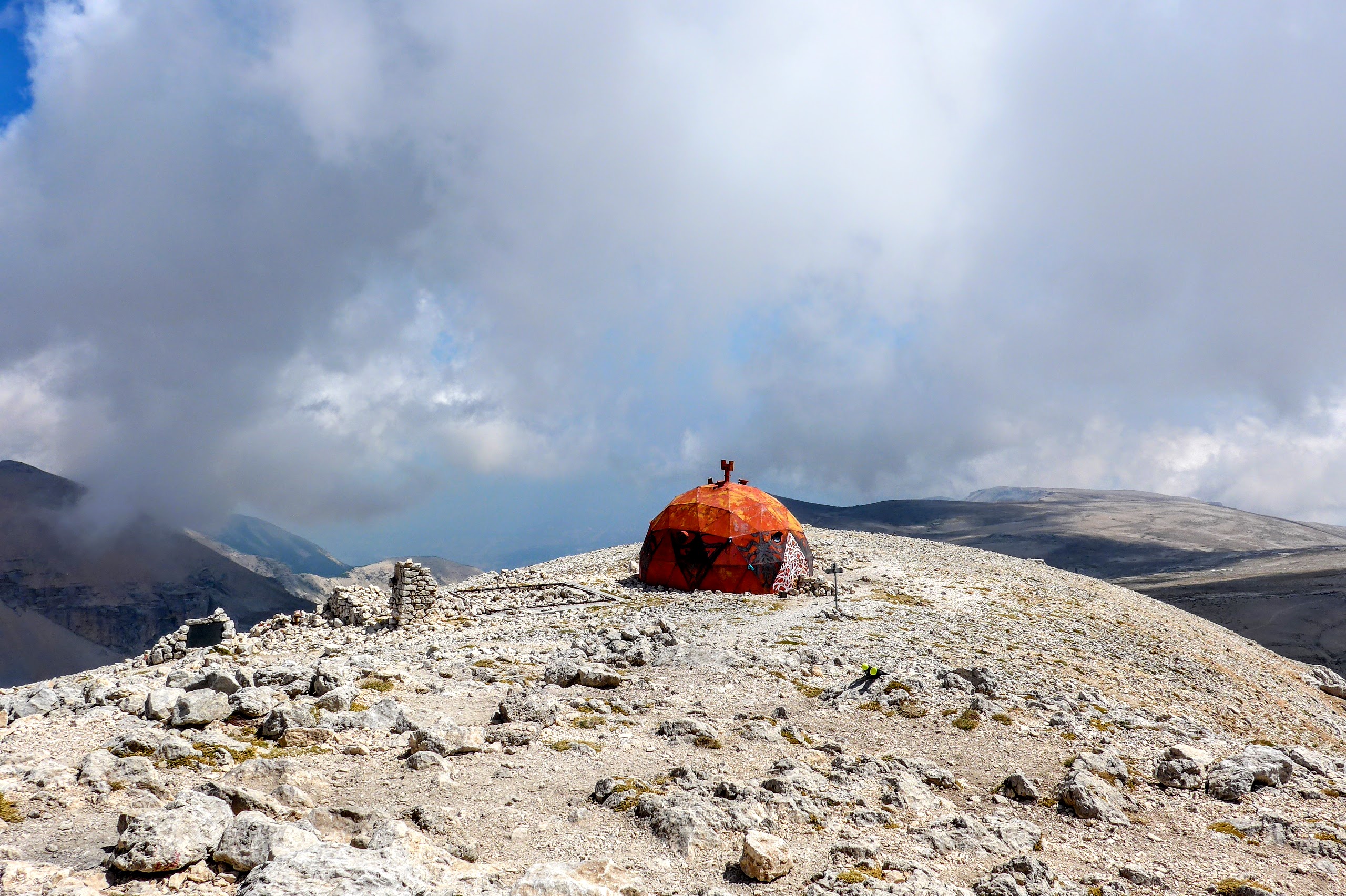 Soggiornare in un bivacco in montagna